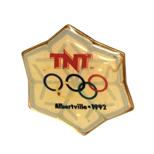 Значок "TNT Alberville 1992" Металл, эмаль США, 1992 год флагом и названием «Объединенная команда» инфо 10420k.