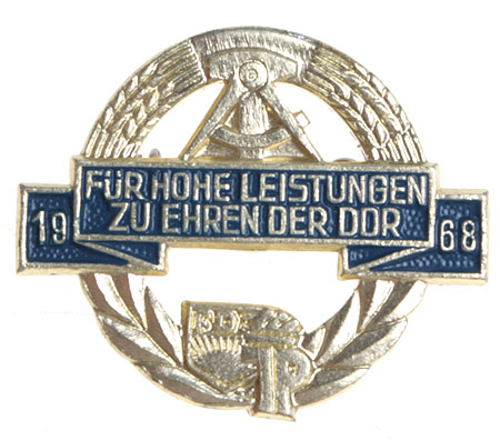 Значок "Fur Hohe Leistungen zu ehren der DDR 1968" Металл ГДР, 1968 год х 3 см Сохранность хорошая инфо 3129m.