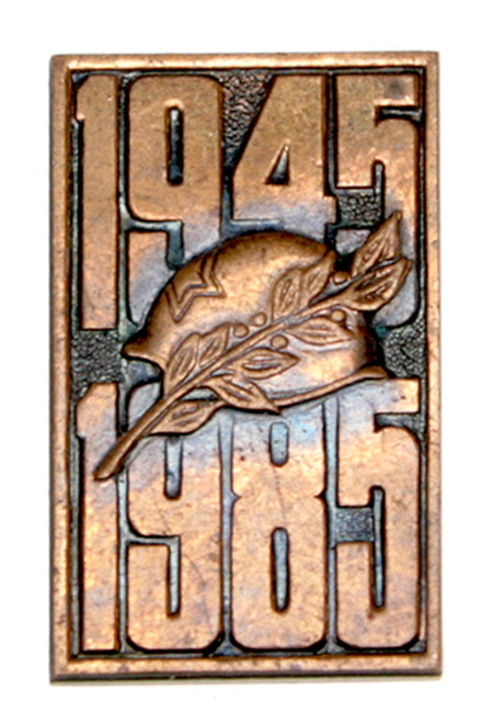 Значок "1945-1985" Металл СССР, 1985 год Легкая патина Реверс: клеймо завода инфо 9838g.
